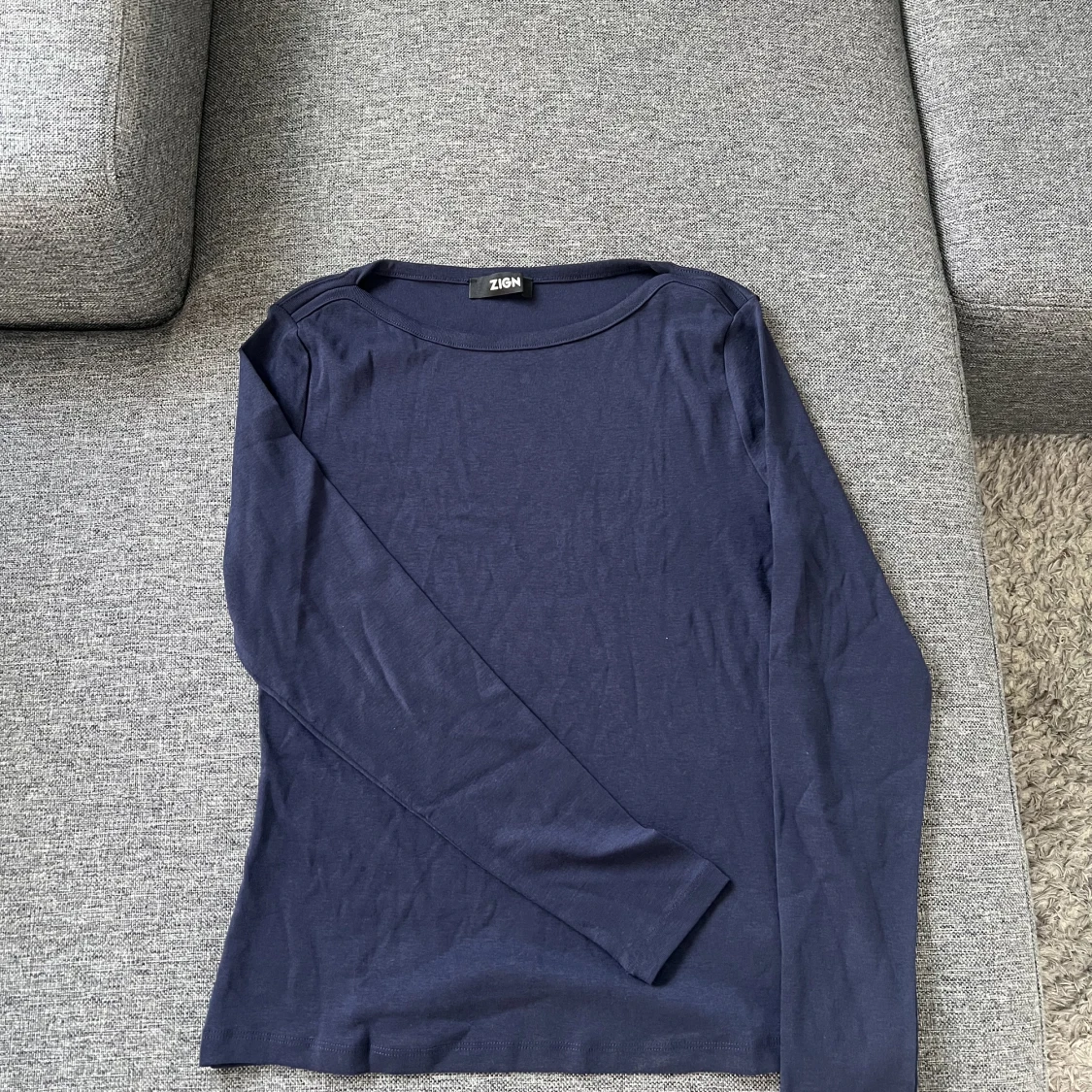 Marinblå boatneck topp  - 90