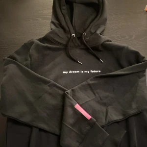 Custom hoodie - Helt ny oanvänd Hoodie, egen designad i storlek L.