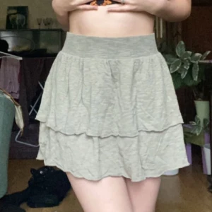 Ljusgrön kjol - Skitfin ljusgrön tjock u nästan flis material. Jättebekväm och mjuk och knappast använd! 