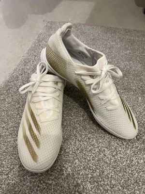 Inne fotbollsskor strl 43 1/2 - Nyskick, använd 1-2 ggr.