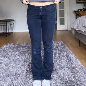 Bootcut low waist jeans  - Super snygga low waist bootcut jeans men jättefina detaljer på fickorna både fram och bak. Snygg mörk blå färg, mina absoluta favorit jeans som tyvärr blivit för små. 