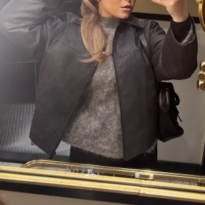 BIKER JACKET - skitsnygg biker jacket som är ganska varm från sisters and seekers, använd sparsamt, storlek s men oversized 