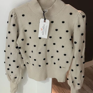 Tröja - Snygg tröja från Holly&White Lindex aldrig använd.  Normal i storlek. Krämvit färg med svarta prickar. Köpte till 499kr och säljer till 199kr