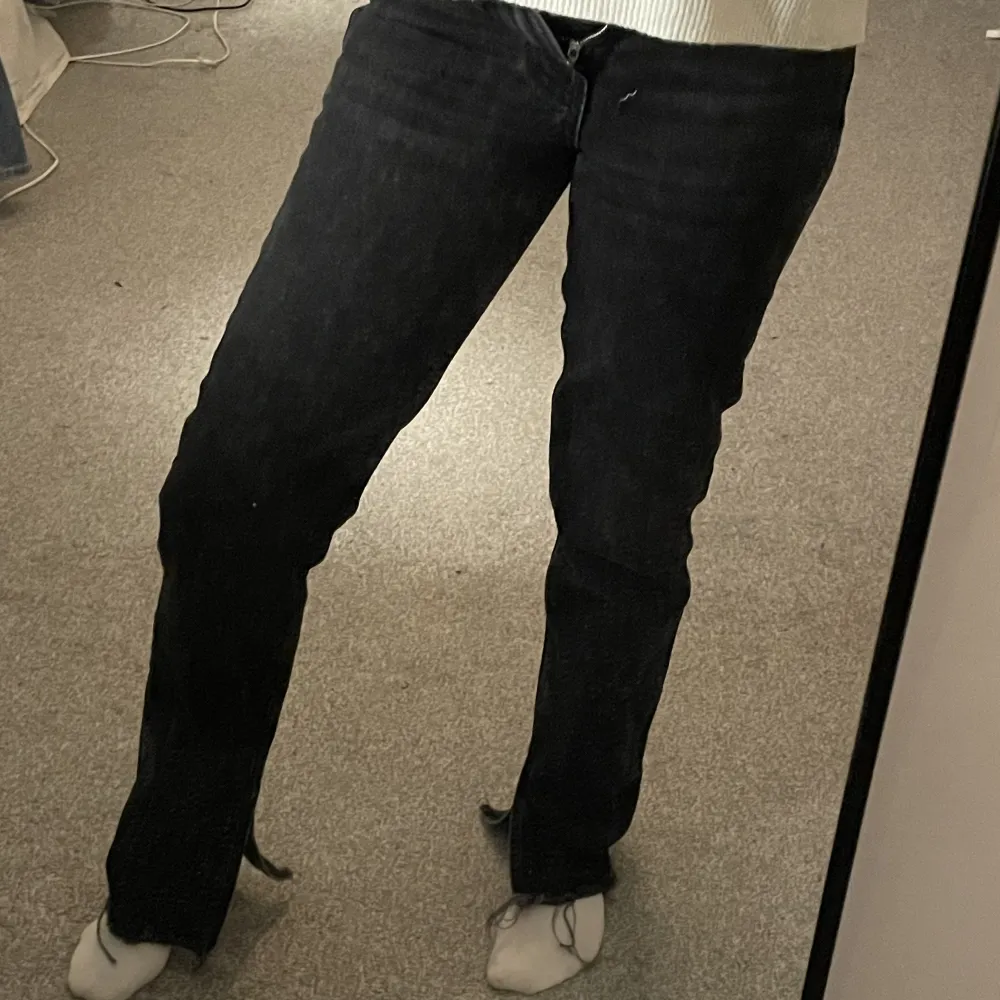 Säljer dessa jeans från Gina tricot. Köpte för två år sen. Sparsamt använda! Säljer då de är för små🤍. Jeans & Byxor.