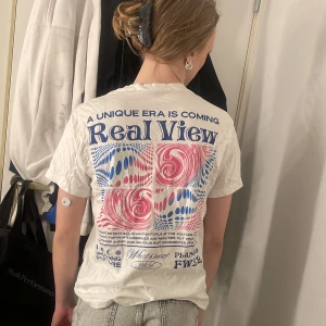 T shirt - Tshirt med tryck från pull&pear! Ganska skrynklig pga legat i garderoben men kan strykas innan leverans! 