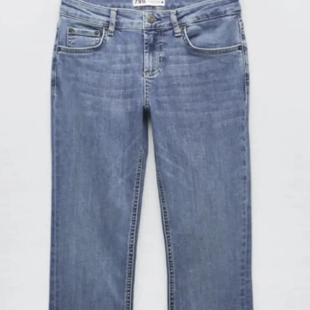 Säljer dessa populära jeans från zara, använda fåtal gånger och är som nya!😍. Jeans & Byxor.