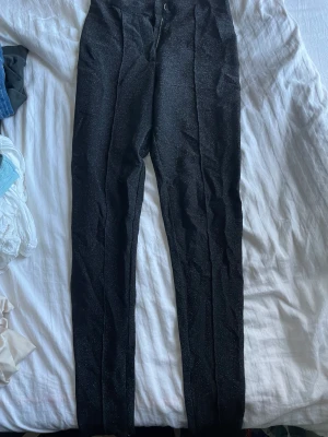 Vanessa Moe/Na-kd byxor - Glittriga byxor med pressveck, fint skick