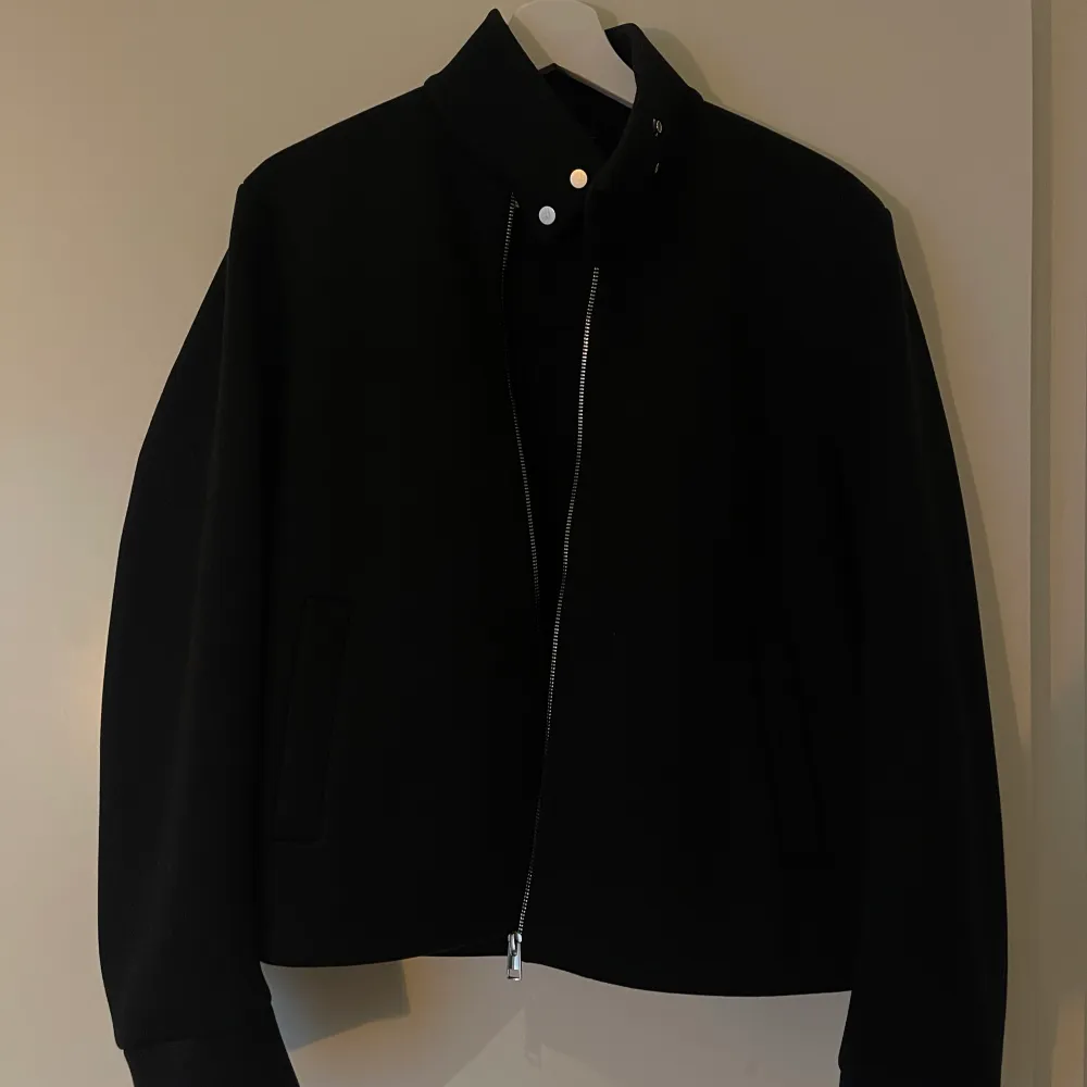 Säljer denna svarta jackan från COS, helt slutsåld, nypris 1000kr💕  Köparen står för frakten . Jackor.