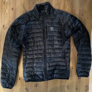 Jacka - Dunjacka från haglöfs. Dragkedjan går inte att stänga men det fixas lätt med att byta ”spännet”, alltså inte hela dragkedjan utan bara det man använder för att stänga dragkedjan.