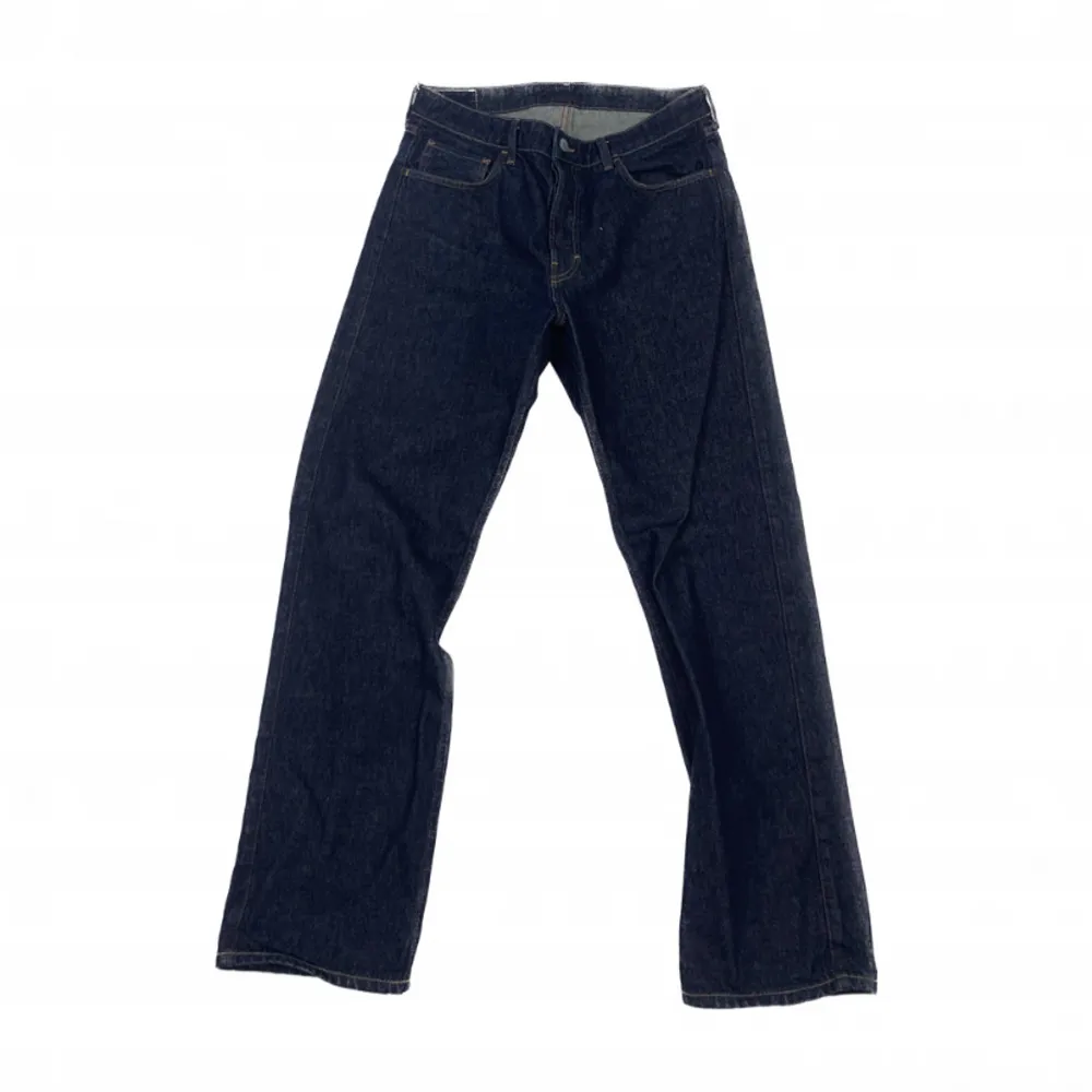 Super snygga jeans från Weekday i mörkblått, säljer en matchande jacka! Storlek 32/32. De är raka i benen. Jeans & Byxor.