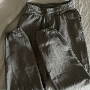 Grå mjukis från adidas - Sköna och snygga mnjukisbyxor! Säljare då de knte kommer till användning, men i bra skick! Ingen snörning på insidan tyvärr, men tajt och stretchig resor.  Bara höra av sig vid frågor osv🩷Nypris 599kr
