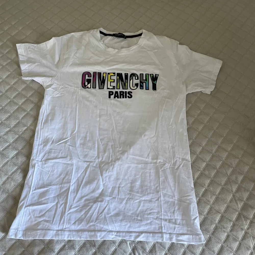 Säljer Givenchy t-shirt  Storlek: M. T-shirts.