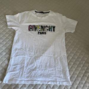 Säljer Givenchy t-shirt  Storlek: M