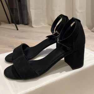 Klackskor  - Storlek: 35 Finns i Norrköping, går att frakta Använd endast ett fåtal gånger, i nytt skick  