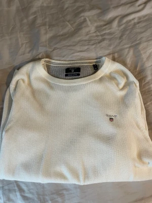 Gant sweatshirt  - Säljer denna snygga gant sweatshirt. Den är i bra skick och nästintill oanvänd.  Pris kan diskuteras vid snabb affär!