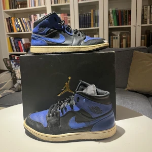 Air Jordan 1 Mid ”Hyper Royal” - Snygga men välanvända skor! Se bild 3 Nypris: 2499kr Mitt pris: 150kr