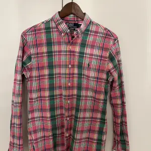 En riktigt snygg skjorta från Ralph Lauren, endast använd ett fåtal gånger. Slimfit i storlek S.