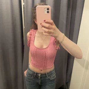 Volangtopp - Rosa somrig volangtopp från zara i ett lite tjockare material. Använd fåtal gånger så tröjan är i bra skick☺️