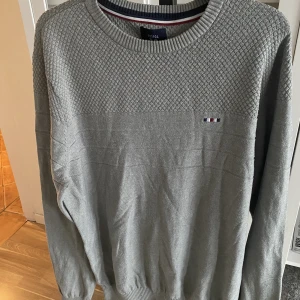 Pullover - Grå Pullover, använd en gång. Strl L.  50% bomull 50 Alkryl.