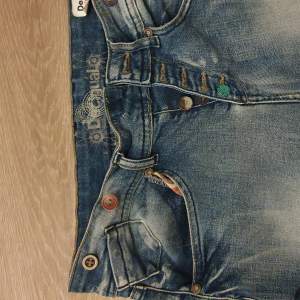 Desigual jeans. Strl 24, men stor i strl. Passar 26. Nypris 1700, säljes för 180 kr för översta knappen lossnat, går att bara sy på ny, och liten brun fläck.