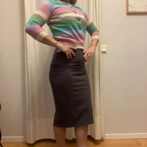 LammullsKofta  - LammullsKofta i Kashmir/lammull i pastellfärger. Vackra runda flaskmatar. Trekartsärm, storlek 34