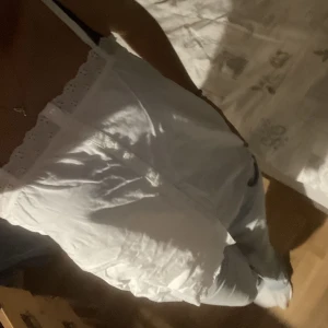 Gap spets topp - Supersöt topp i spets från Gap, aldrig använd!! knapparna går att knäppa upp  💓💓