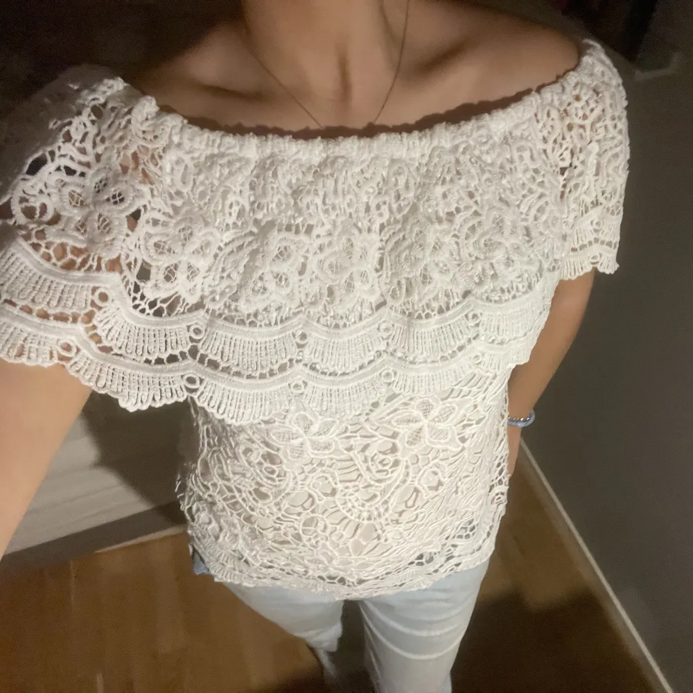 Off shoulder spetstopp i nyskick 💓liten i storleken mer som M . Toppar.