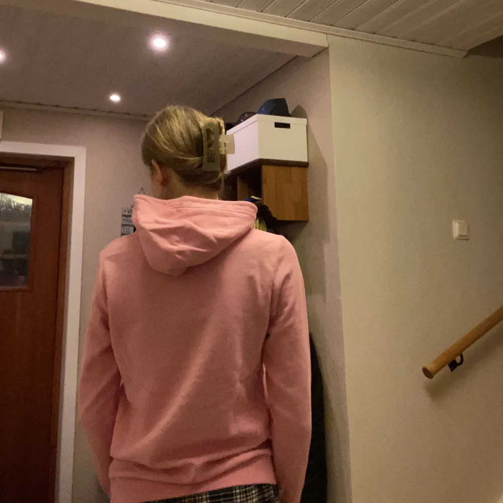 En äkta rosa Peak Performance hoodie💕Använd ca 2 gånger och är felfri. Strl. 160 men kan användas som XXS/XS. Beror på hur du vill att den ska sitta☺️Gammal Hoodie så denna modellen/trycket finns inte längre🙌🏼. Hoodies.