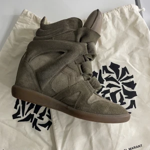 Isabel Marant skor - Gröna isabel marant skor, jättebra skick! Med org förpackning. Nypris är mellan 4000 och 5000 kr💓 kan skicka fler bilder!