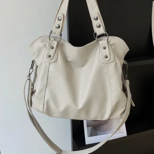 Vintage väska - Snygg secondhand väska köpt ifrån vinted. Kommer ej till användning.