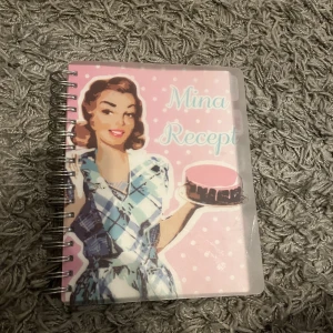 Kok bok  - En kokbok som aldrig är använd som bara ligger här hemma. Den är väldigt tjock.  Man skriver sina egna recept i den💕 Du som gillar att laga mat och baka så är den perfekt till dig 