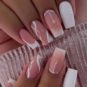 Nagel kit - Säljer nu alla mina saker för gelenaglar då jag inte längre använder det. Du får med allt du behöver för att komma igång.  3x lampor Filar & elfil Gele, bas/top coat Färggele Tippar  Naglack  Pänslar Glitter och stenar i alla färger Massa mer tillbehör❤️