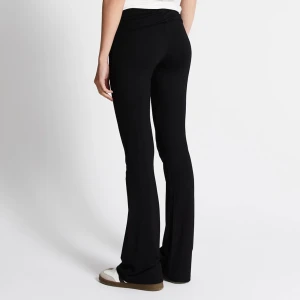 Floded flare jeans lager 157 - Använda ett fåtal gånger.☺️Dom är lite för stora för mig och det är därför jag ej använder dem. Bra skick skulle jag säga, meddela innan du trycker på ”Köp nu”❤️❤️