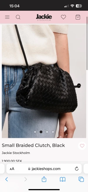 Small braided clutch, black - Säljer min fina handväska från Jackie. Säljer den för vill köpa en annan väska. Den är köpt i somras och har jättelite slitningar på banden för att jag har kortat ner banden men som sedan kan bli i den vanliga längden. Nypris är 1900kr💕pris kan diskuteras