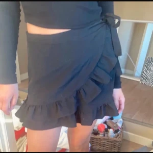 Omlott kjol med drag kedja på sidan - bilderna är lånade eftersom kjolen är för liten nu. 