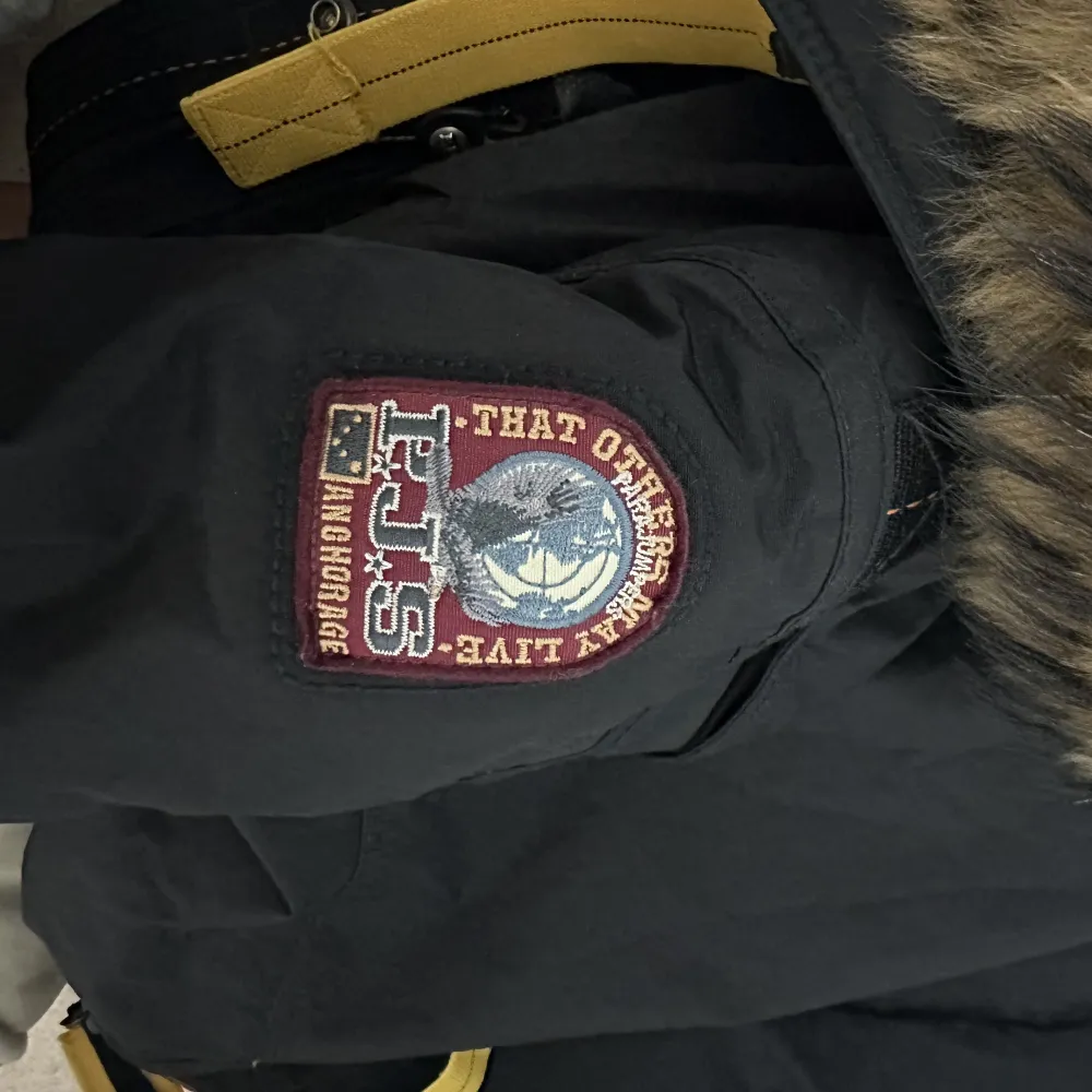 Svart parajumper jacka som inte kommer till någon användning längre! . Takit.