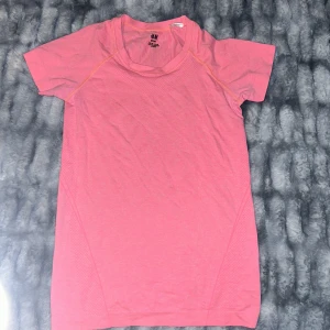 Sport T-shirt  - En rosa snygg gym t-shirt dom är för liten för mig.