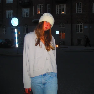 Ljusgrå stickad kofta! - Finstickad ljusgrå kofta. Mycket bra skick och passar S-L! Modellen är M