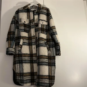 Bershka kappa - Super fin unik kappa från Bershka använd 1 gång och väldigt fint skick!