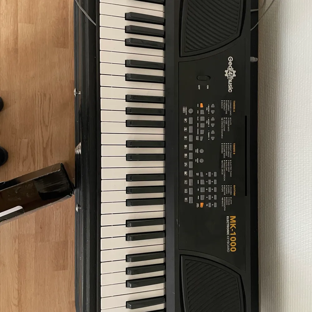 Keyboard från gear4music. Använt fåtal gånger sedan köp och säljs då det inte kommer till användning. OBS endast keyboard och sladd!. Övrigt.