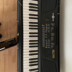 Keyboard från gear4music. Använt fåtal gånger sedan köp och säljs då det inte kommer till användning. OBS endast keyboard och sladd!