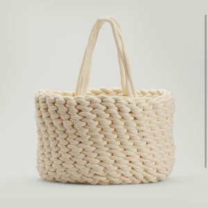 Söker  - Söker denna strandväska från NA-KD. 