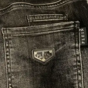 Säljer dessa phillipp plein jeans för jag ångrar köpet  Dem e nästan helt nya  Kvitto och fler bilder finns Kontakta i pm  