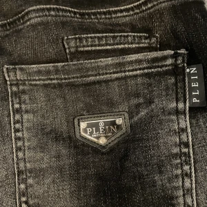 Jeans  - Säljer dessa phillipp plein jeans för jag ångrar köpet  Dem e nästan helt nya  Kvitto och fler bilder finns Kontakta i pm  