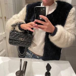 Intressekoll pälsjacka  - Intressekoll på denna så fina pälsjacka från Ida Sjöstedt då jag inte får så mycket användning av den längre💕💕