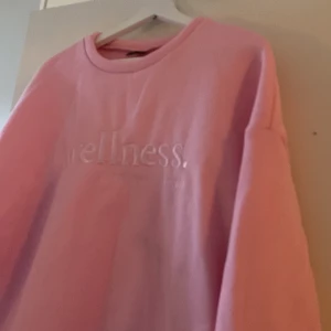 Tjocktröja  - Rosa tjocktröja ifrån SHEIN i strl L men passar även Xl, använd ungefär 1 gång så väldigt fint skick! 