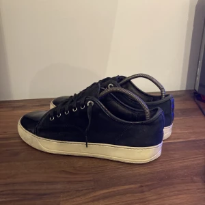 Lanvin Paris (svart) - 7/10 skick mockan är bra om vilja går en mocka borste med om köparen vill de ingen medföljer endast skorna 