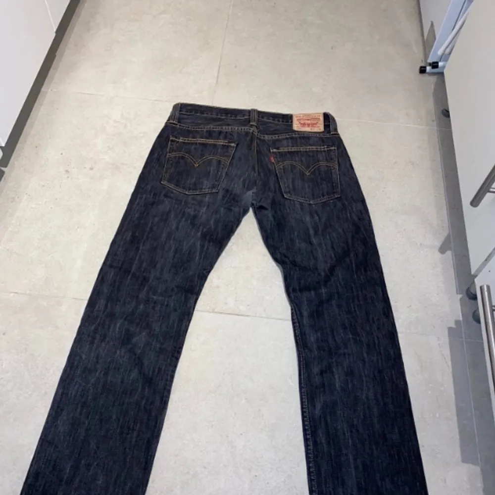 Super snygga Levis 504 jeans till herr i strl 32x30. Superfint skick. Endast använd fåtal gånger. Härlig passform med en vintage look.. Jeans & Byxor.