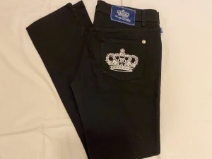 Victoria Beckham jeans  - Köpte för jag tänkte sy om så de passar, men orkar inte… Midja: 41cm, innerbenslängd: 80cm.