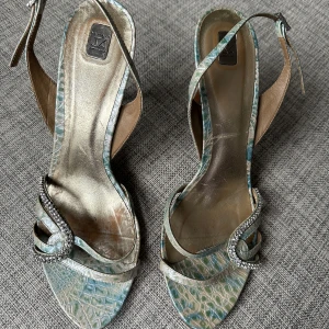 Sandaletter Carrie Bradshaw vibe  - Världens finaste sko!!! Köpa secondhand och ger riktiga Carrie Bradshaw vibes. Köp innan jag ångrar mig och behåller dom själv haha. Blå med små bling 🩵🩵🩵